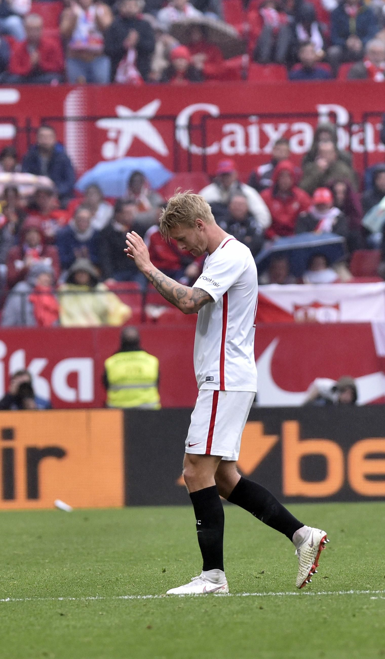 Kjaer devuelve los saludos a la afición al retirarse lesionado ante el Girona.