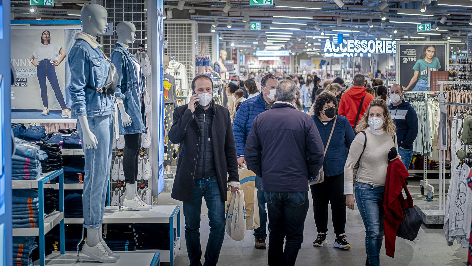 Interior de la tienda de Primark en Bahía Sur .