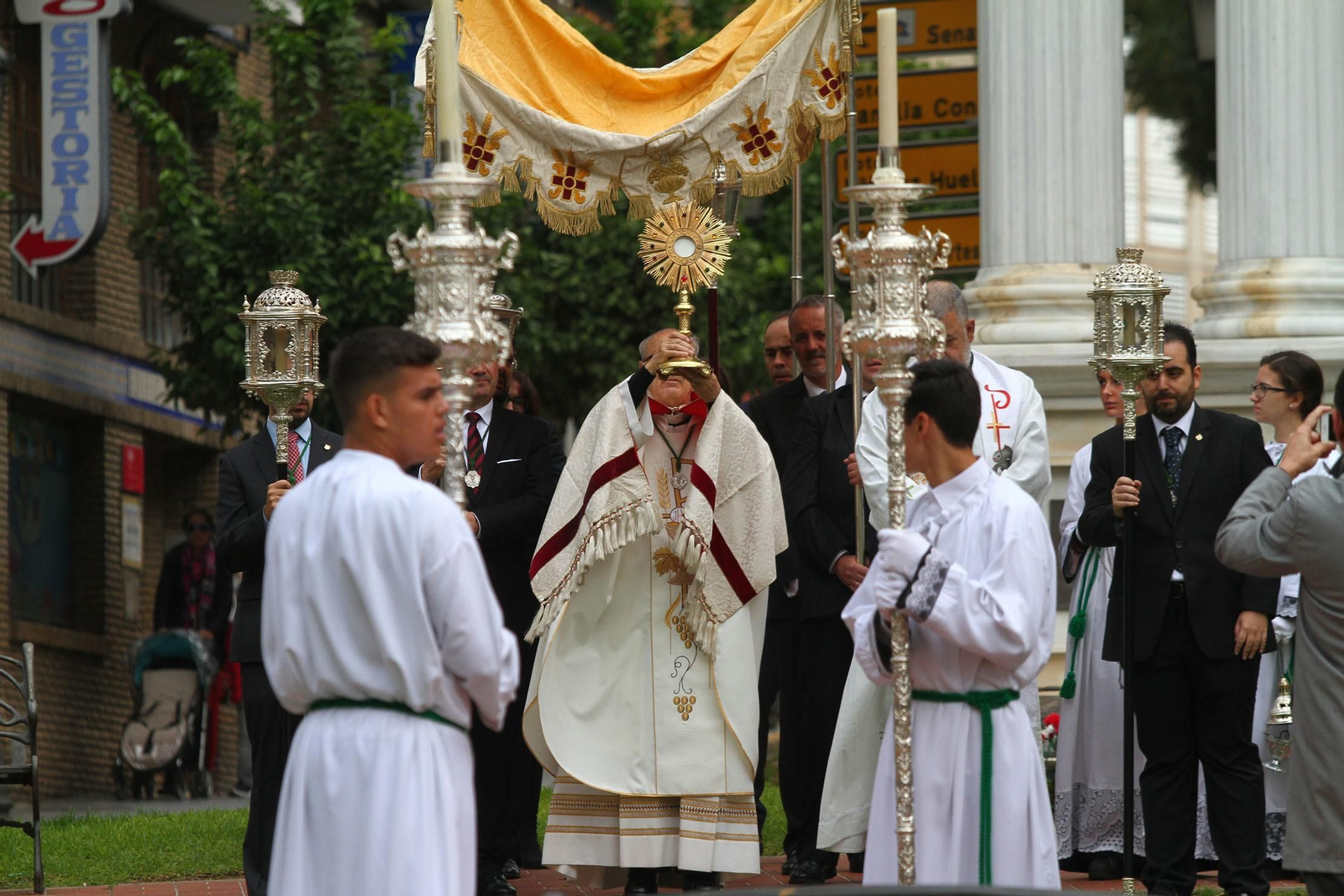 Procesión Solemne  de la Hermandad de La Vera Cruz, con el Santísimo Sacramento.