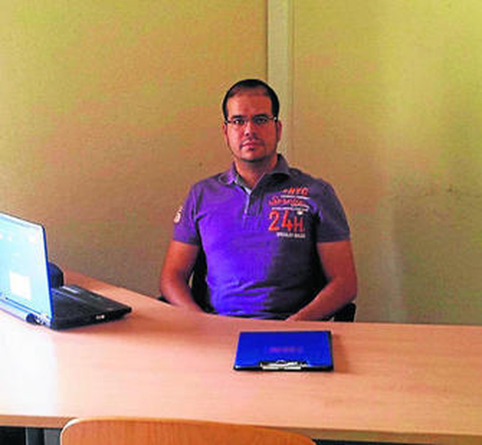 El emprendedor Sergio Rodríguez en su despacho gratuito en el CADE de Adra.