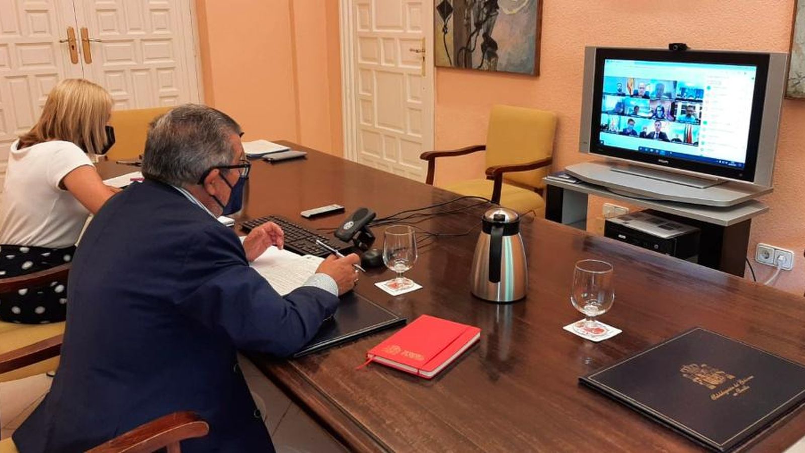 El subdelegado del Gobierno en Sevilla, durante la reunión.