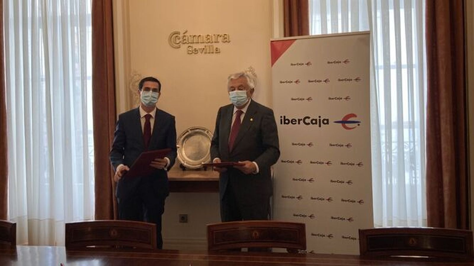 Fernando Planelles Carazo, director territorial de Ibercaja, y Francisco Herrero, presidente de la Cámara de Comercio de Sevilla, entidad que apoya la campaña solidaria para las familias más necesitadas.