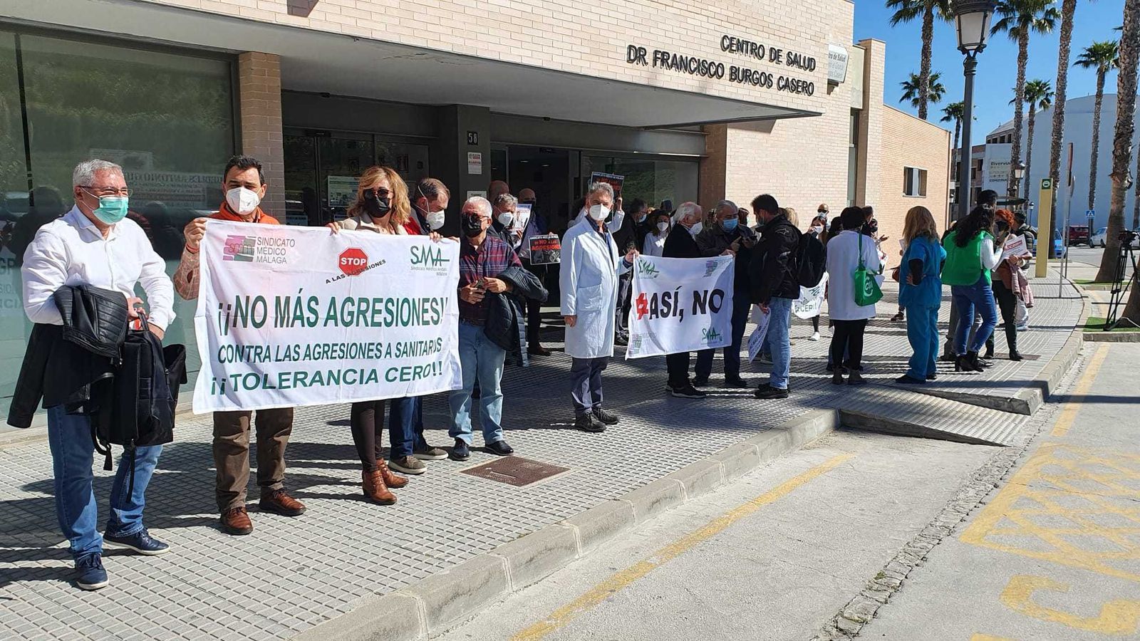Concentración ante el centro de salud de Alhaurín el Grande.