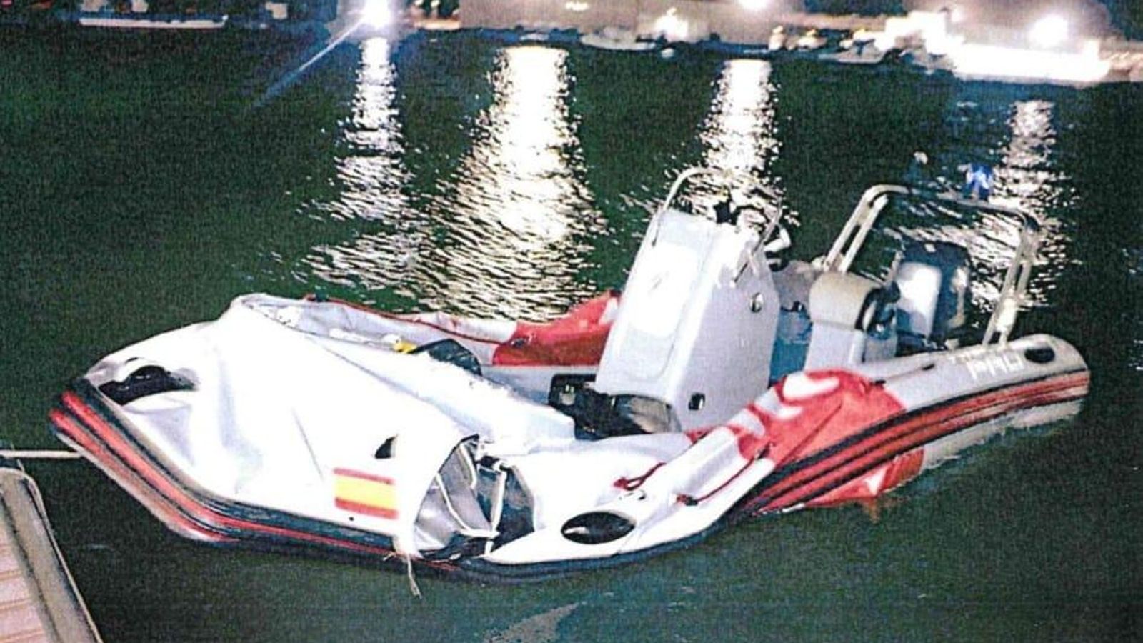 Estado en el que quedó la zódiac de la Guardia Civil