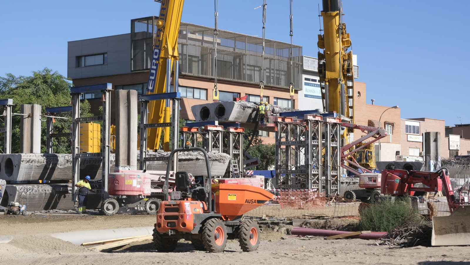 El Puente de la Avenida del Mediterráneo ya es historia, en imágenes