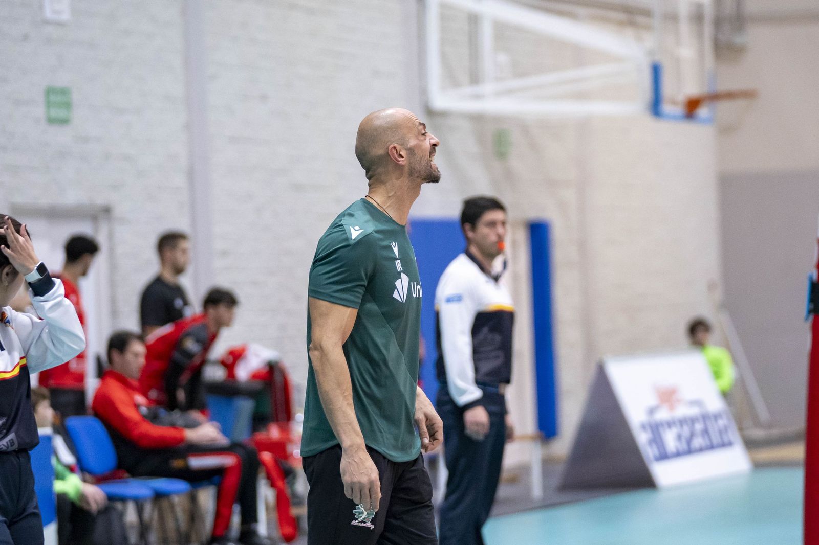 Israel Rodríguez da indicaciones a los jugadores ahorradores durante uno de sus partidos dirigiendo al equipo.