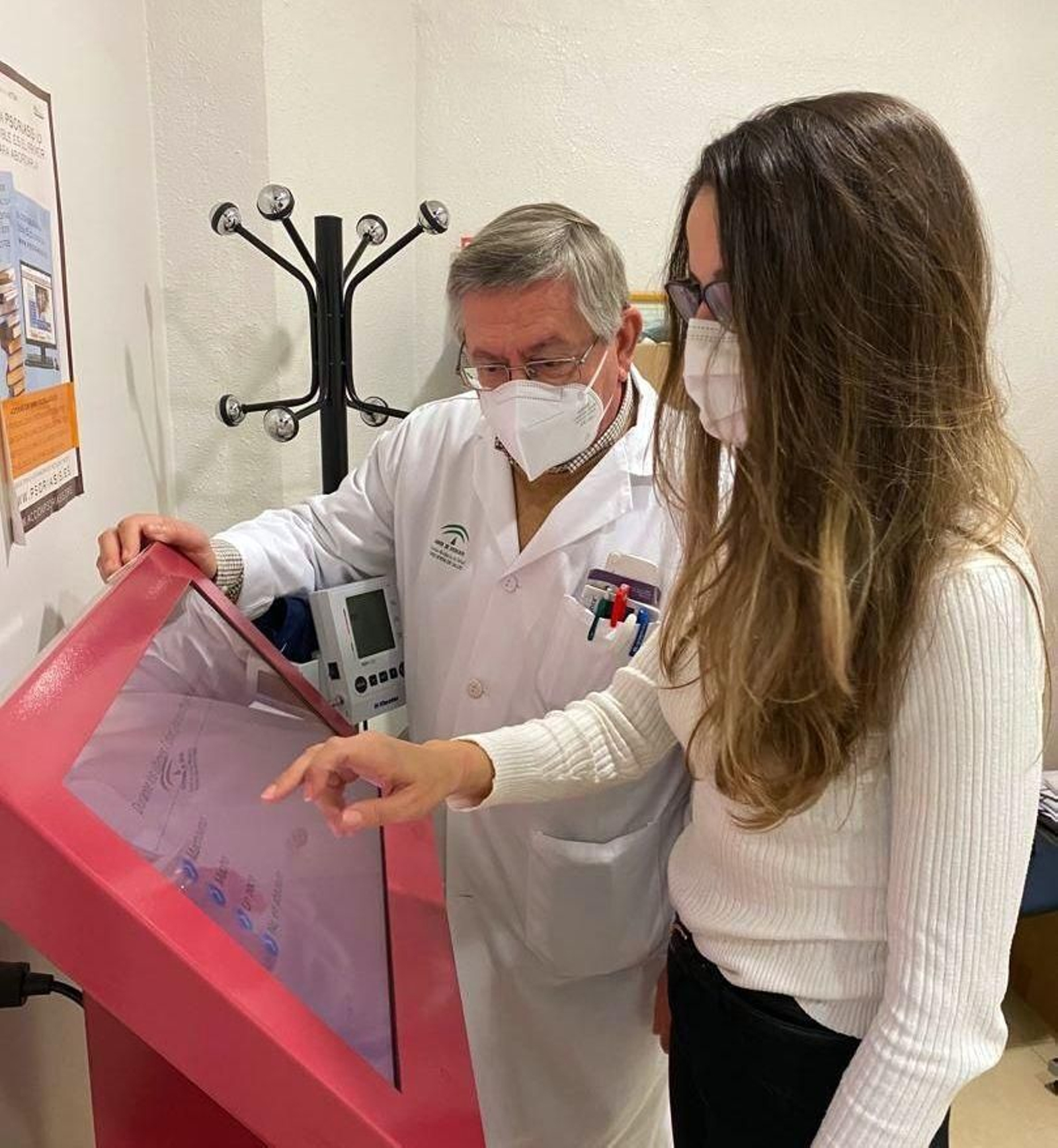 Un enfermero ayuda a unapaciente a realizar un cuestionario de calidad de vida.