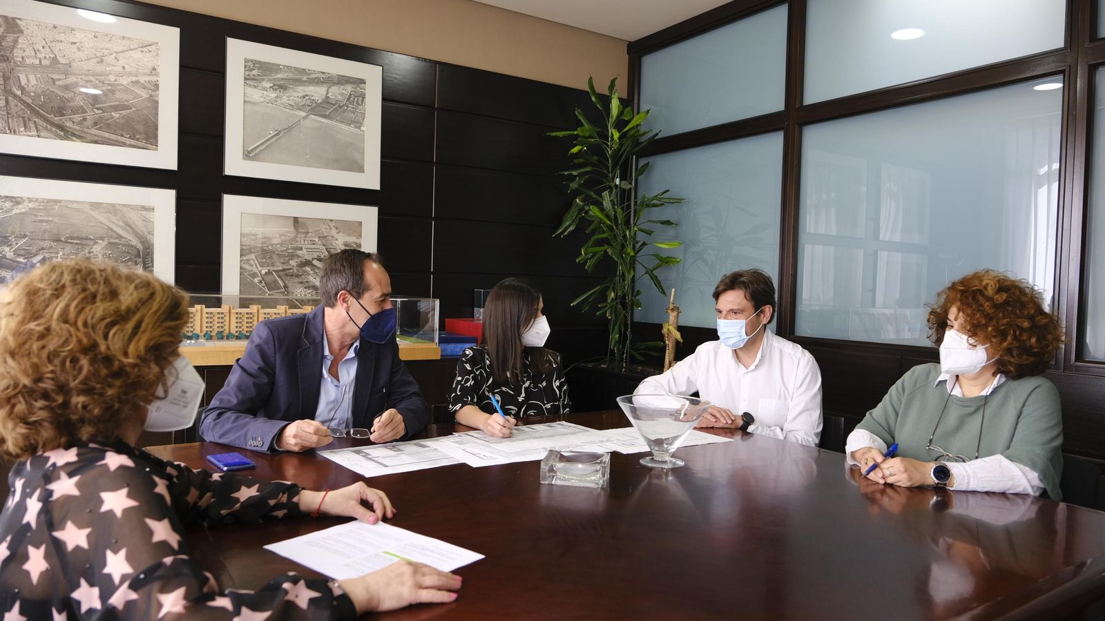 Reunión de equipo en Oliveros Estilo.