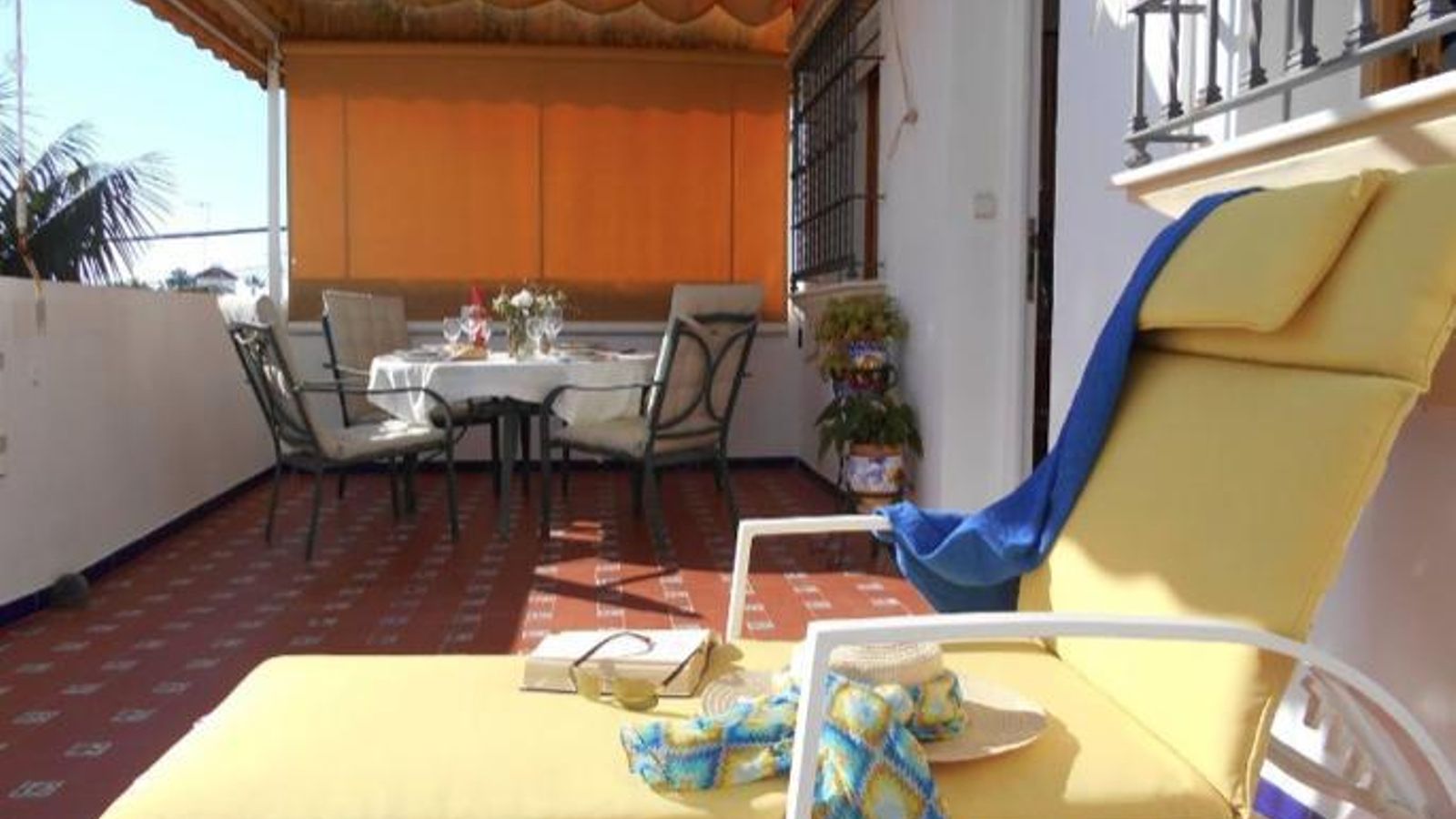 Terraza del ático que se alquila en la calle Caracola de Chipiona