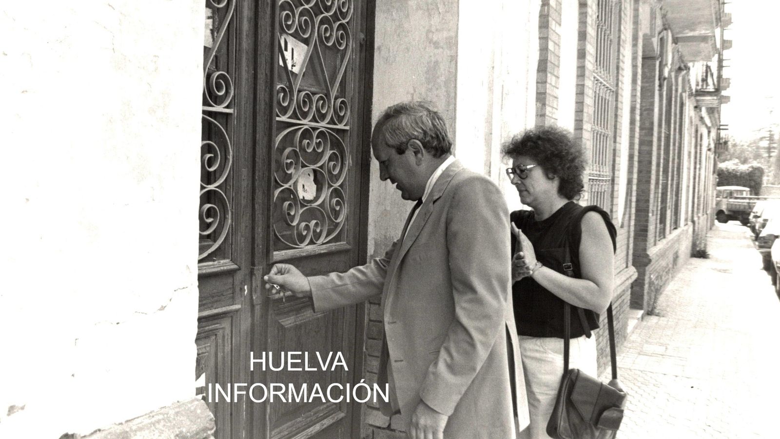 El alcalde Juan Ceada y la concejala de Cultura Oliva Tornero, entran en la casa de Diego Díaz  Hierro, el 14 de julio de 1989, que donó sus fondos a la ciudad de Huelva.