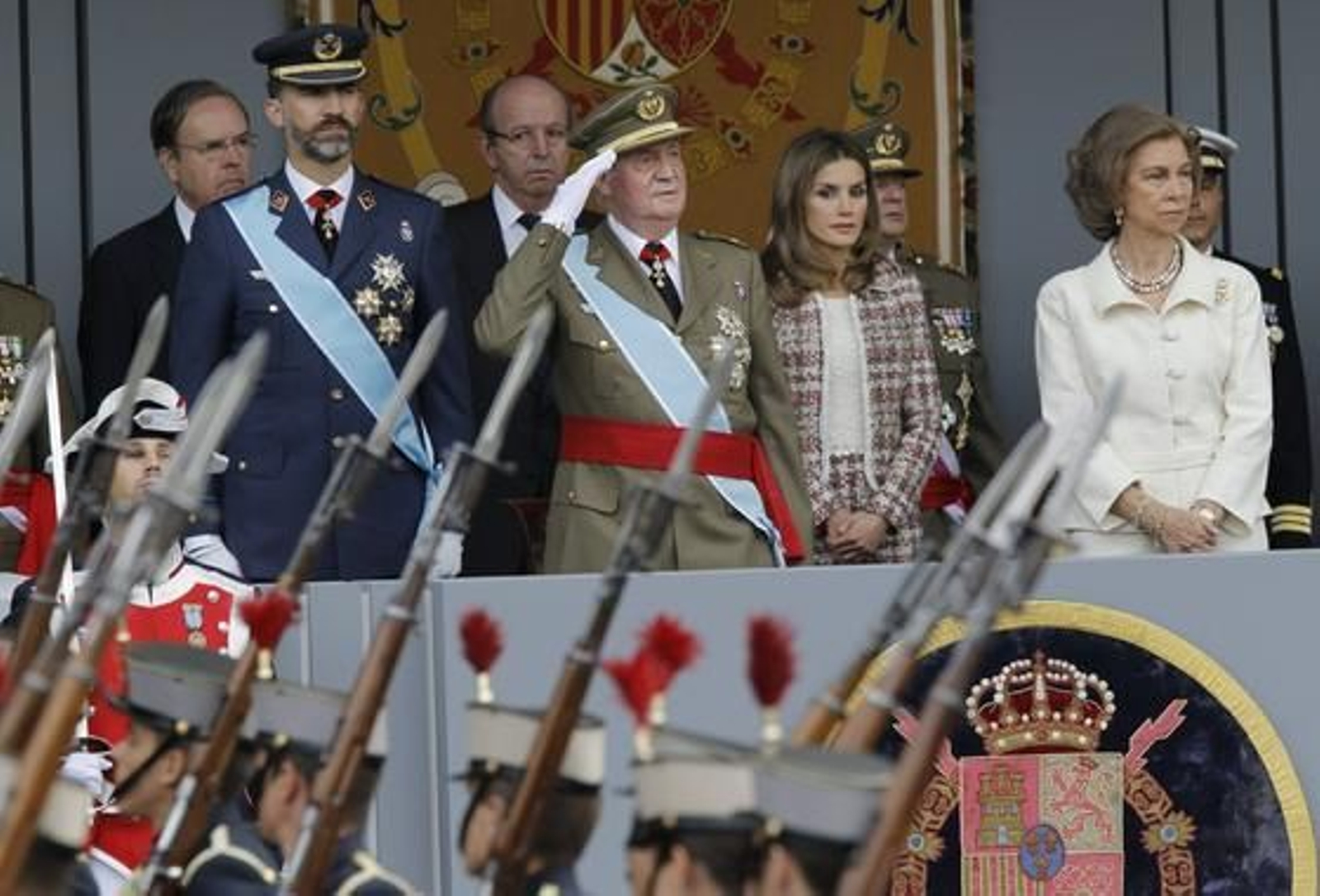 El Rey y la Familia Real presiden el desfile y las celebraciones de la Fiesta Nacional.

Foto: Efe