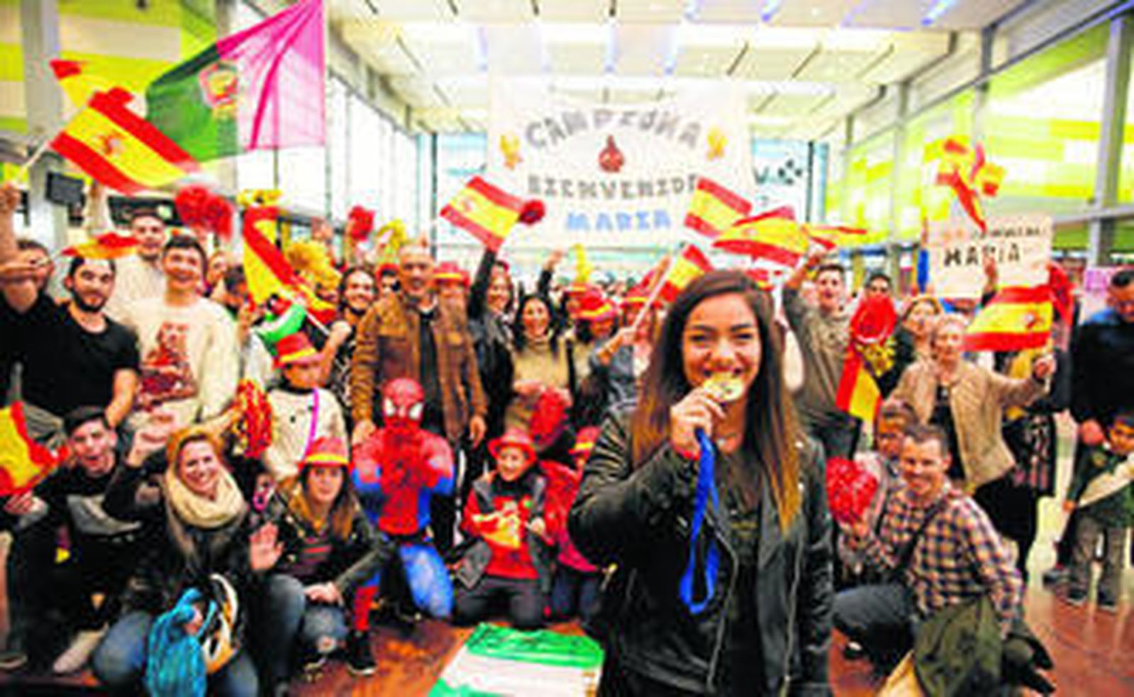 María Torres posa con su flamante medalla de oro.