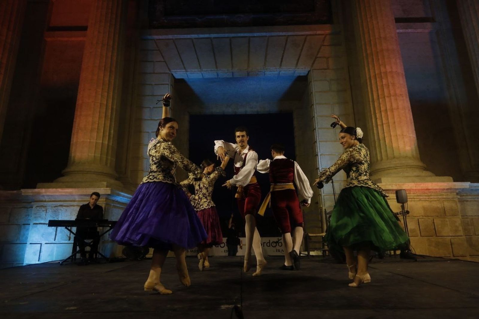 El espectáculo de danza española en la Puerta del Puente de Córdoba, en imágenes