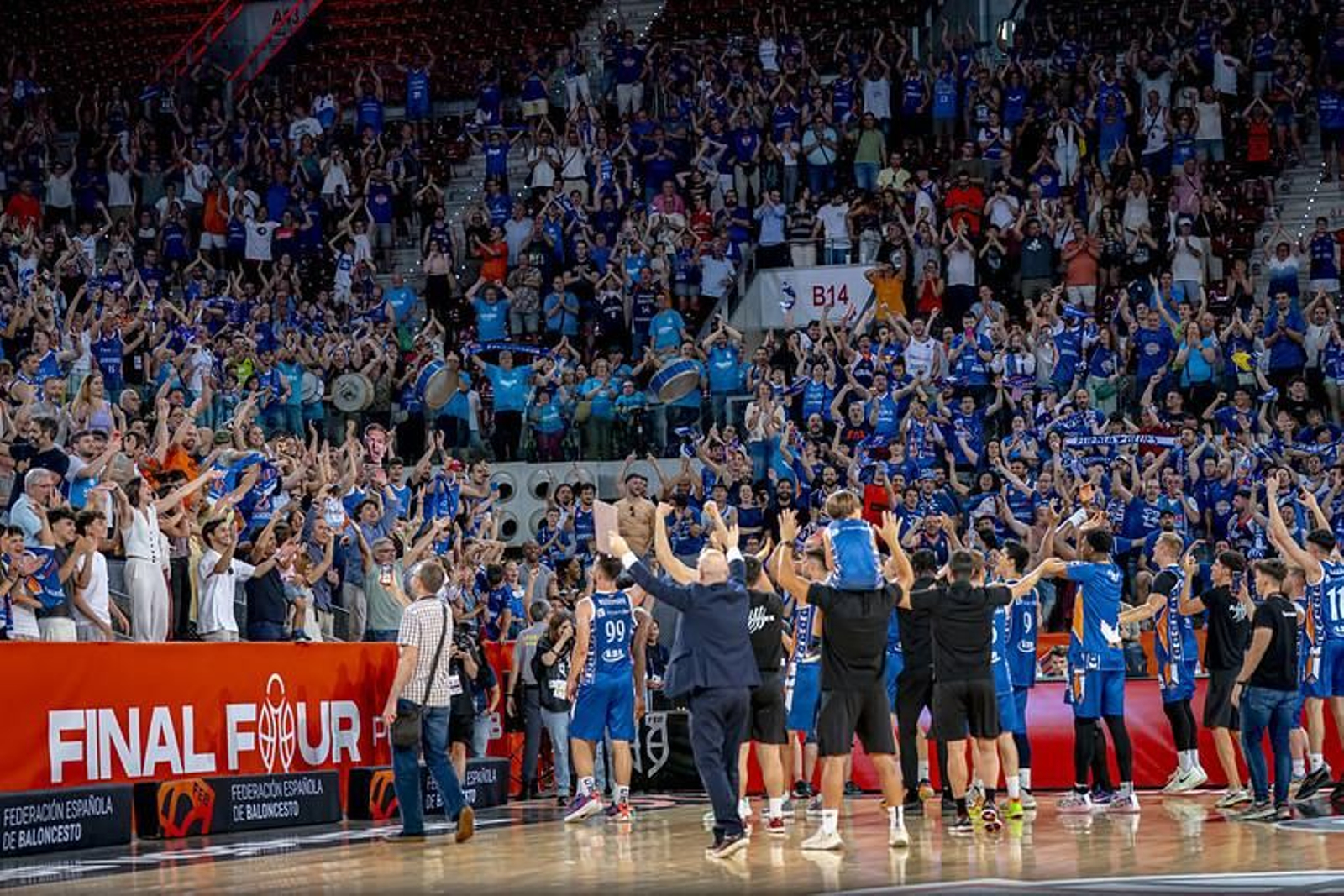 El Fuenla celebra el pase a la final.