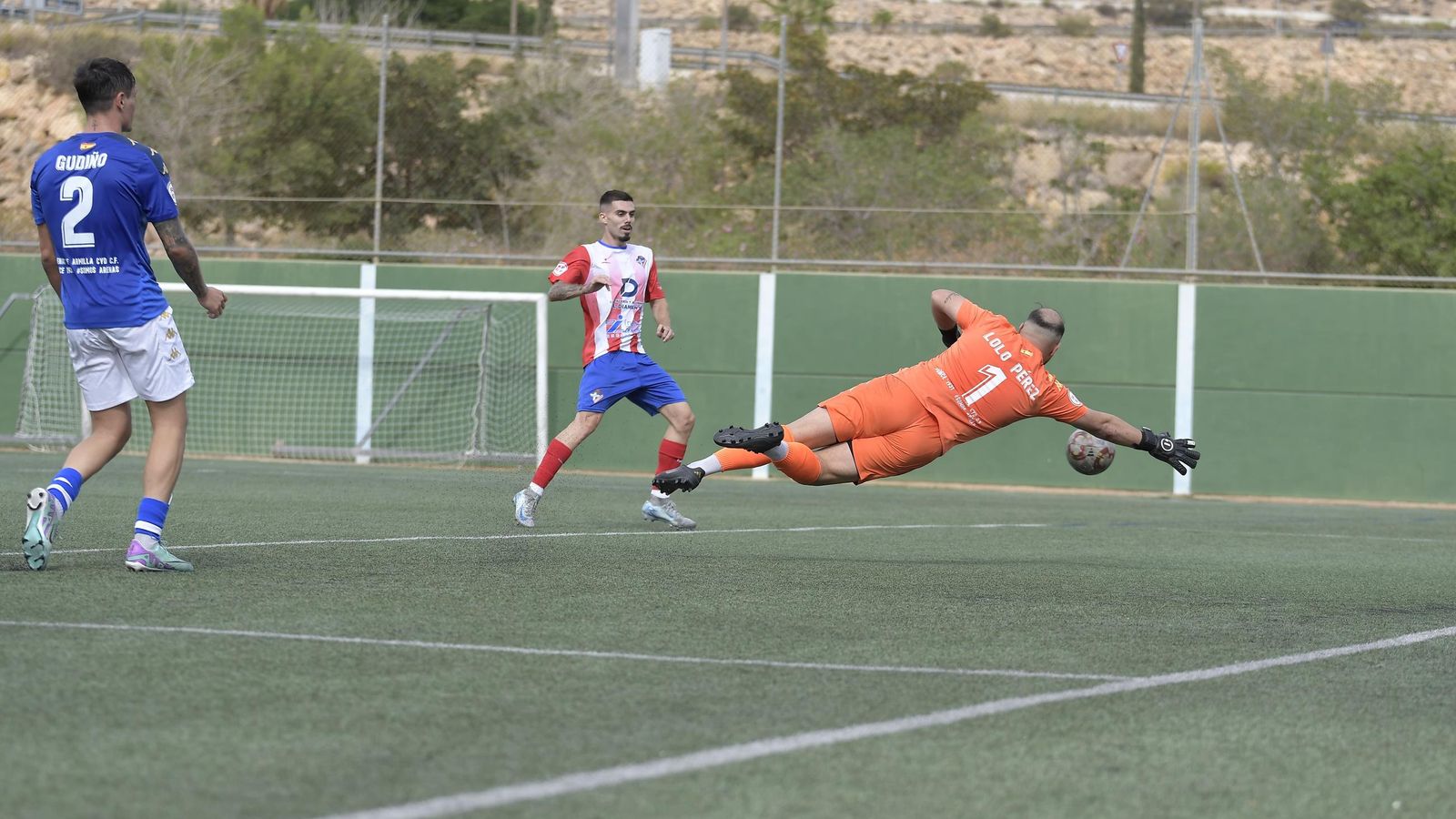 Dani Lidueña a pase de Hamza se encarga de hacer el tercer tanto de los rojiblaancos de pantalón azul.