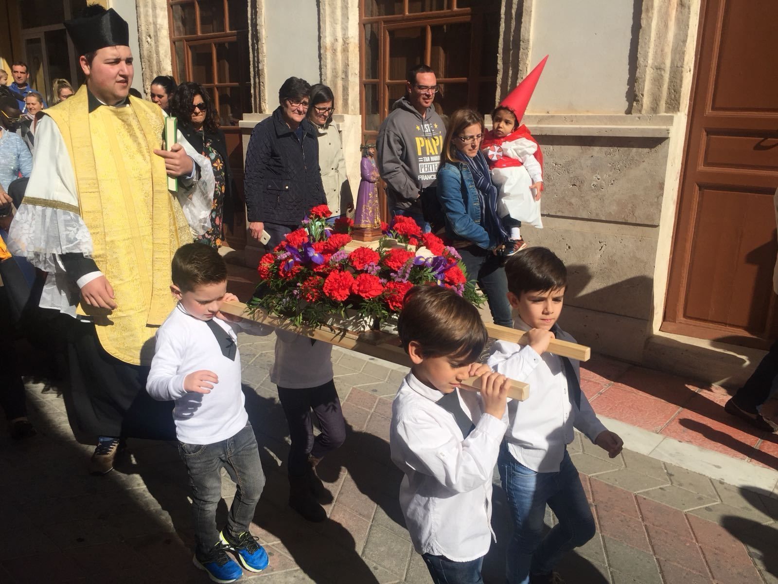 Los pequeños costaleros portaron el Cristo de Medinaceli.