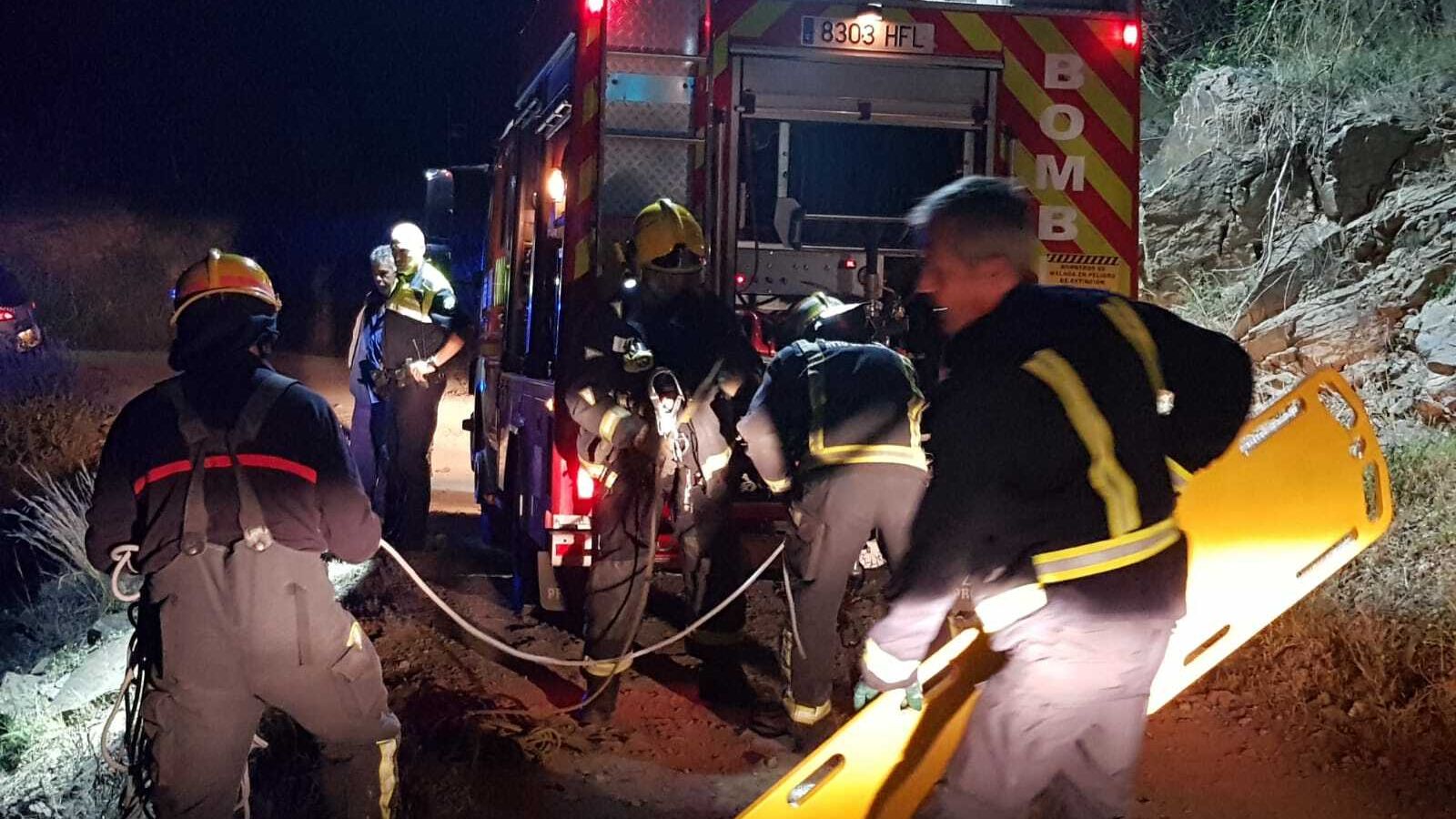 Bomberos, auxiliando al conductor