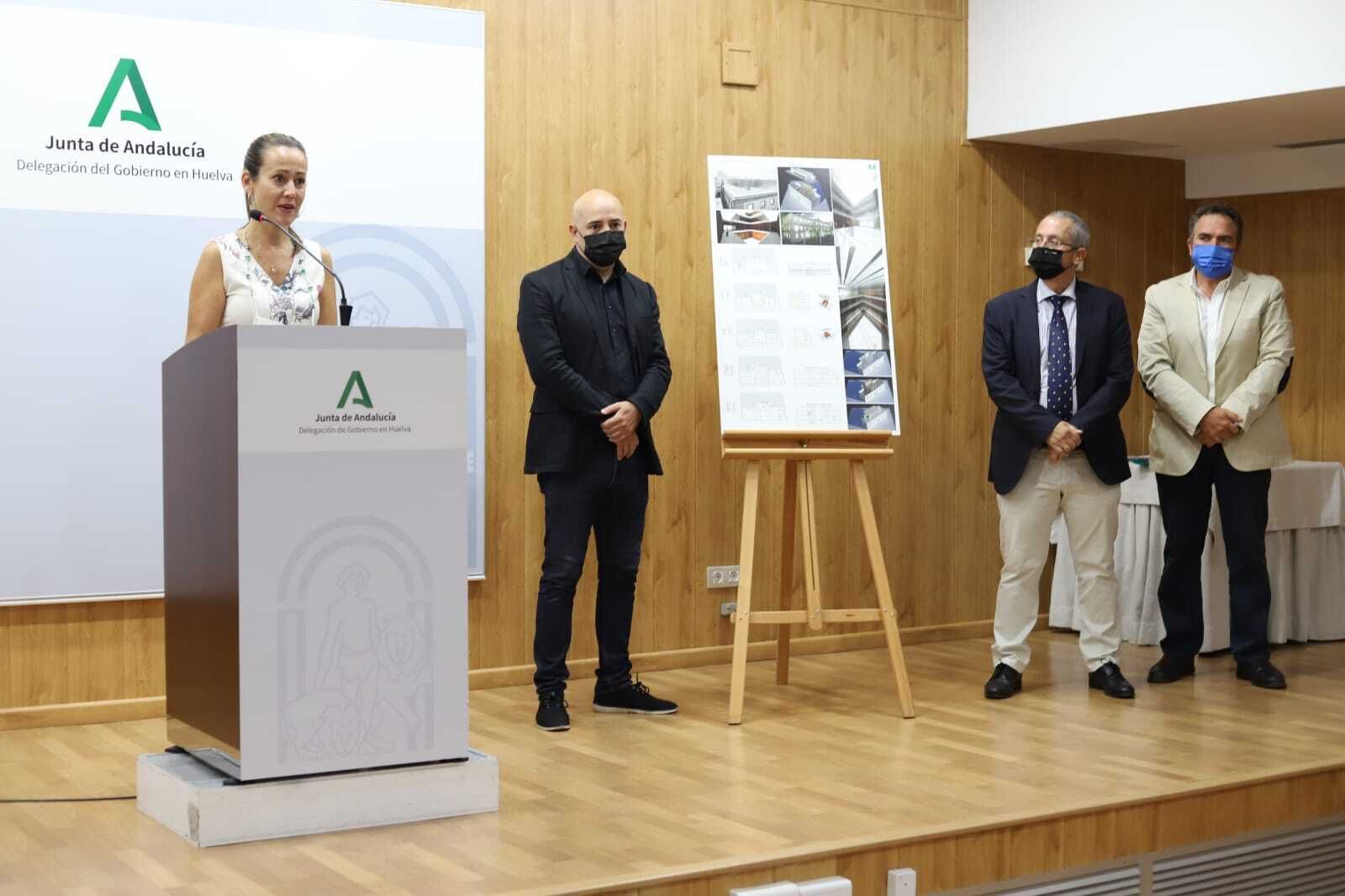 La delegada del Gobierno durante la presentación del proyecto.