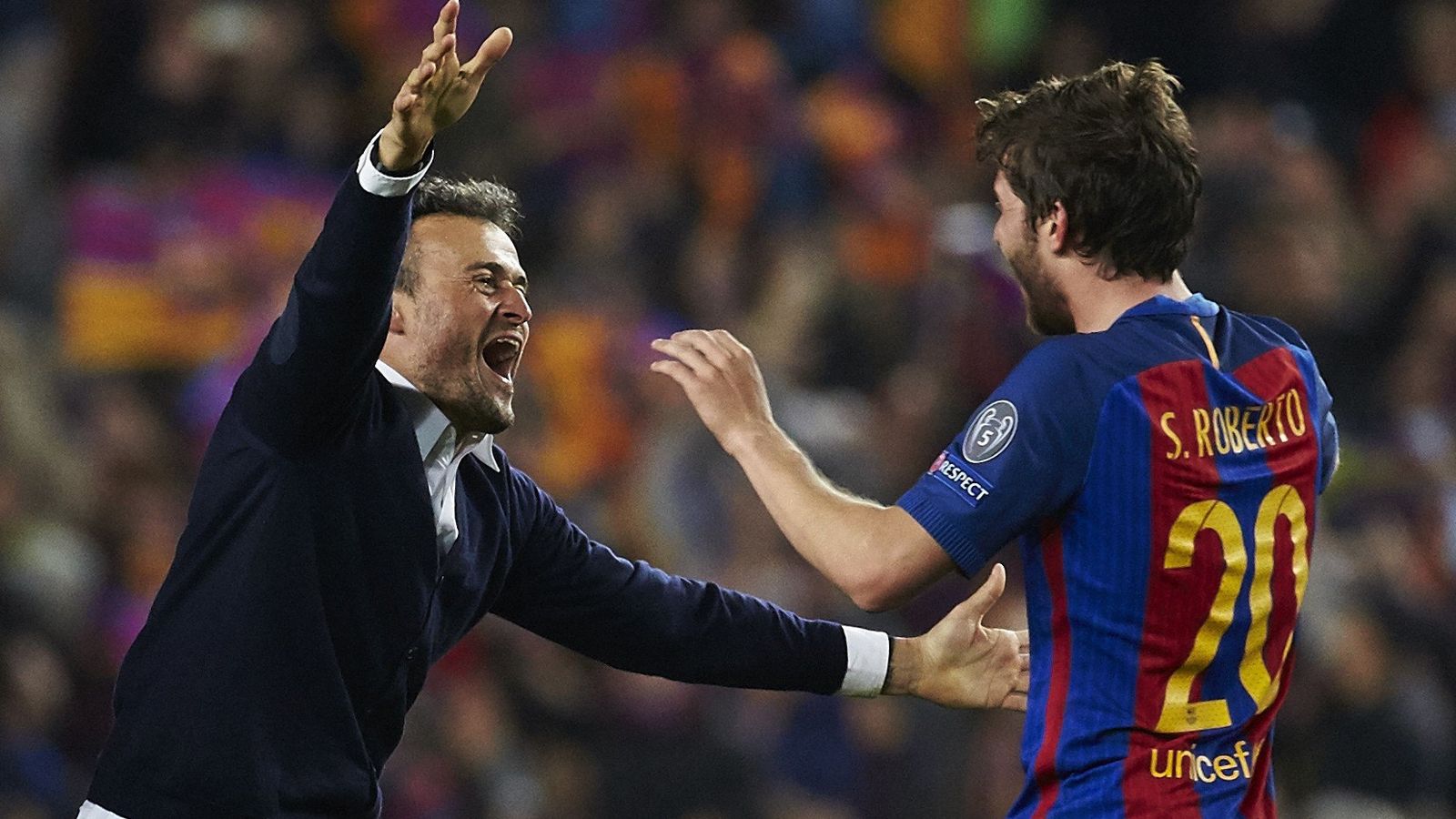 Luis Enrique se abraza con Sergi Roberto para celebrar el pase.