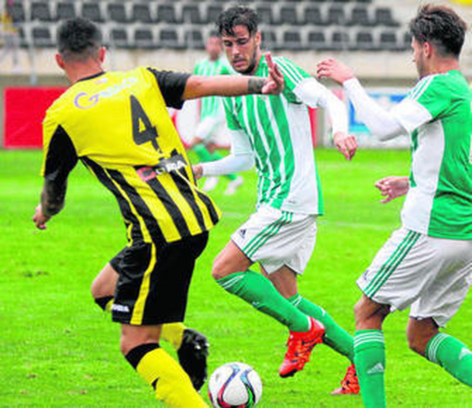 El extremo zurdo bético Abeledo conduce la pelota en el partido ante el San Roque de Lepe.