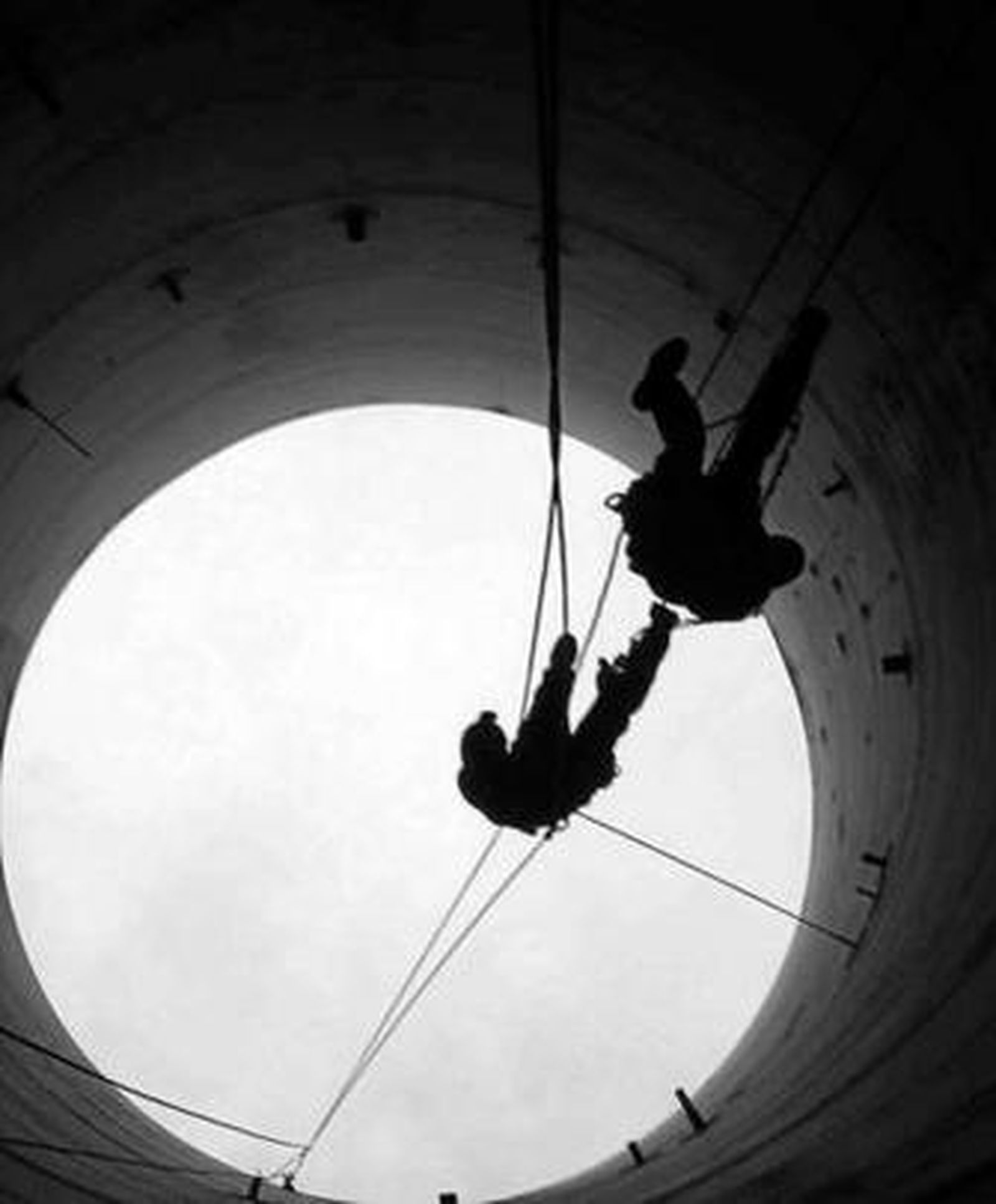 Personal de la empresa, en el interior de una chimenea.