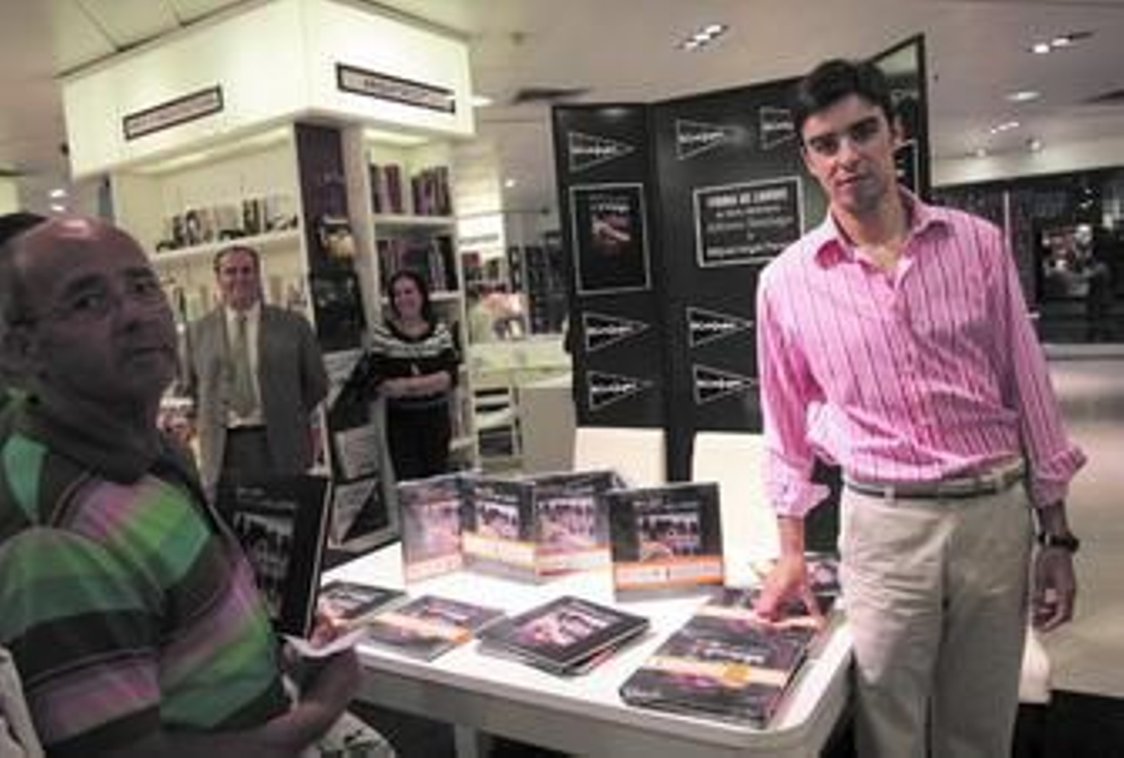 Miguel Ángel Perera, ayer, en la firma de su libro en Málaga.