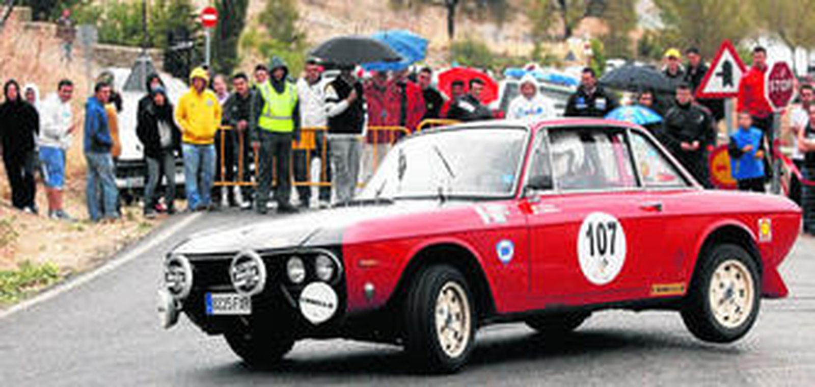 El Lancia Fulvia conducido por Carlos Domínguez toma una curva durante la competición de clásicos, puntuable para el Campeonato de Andalucía de Regularidad Sport.