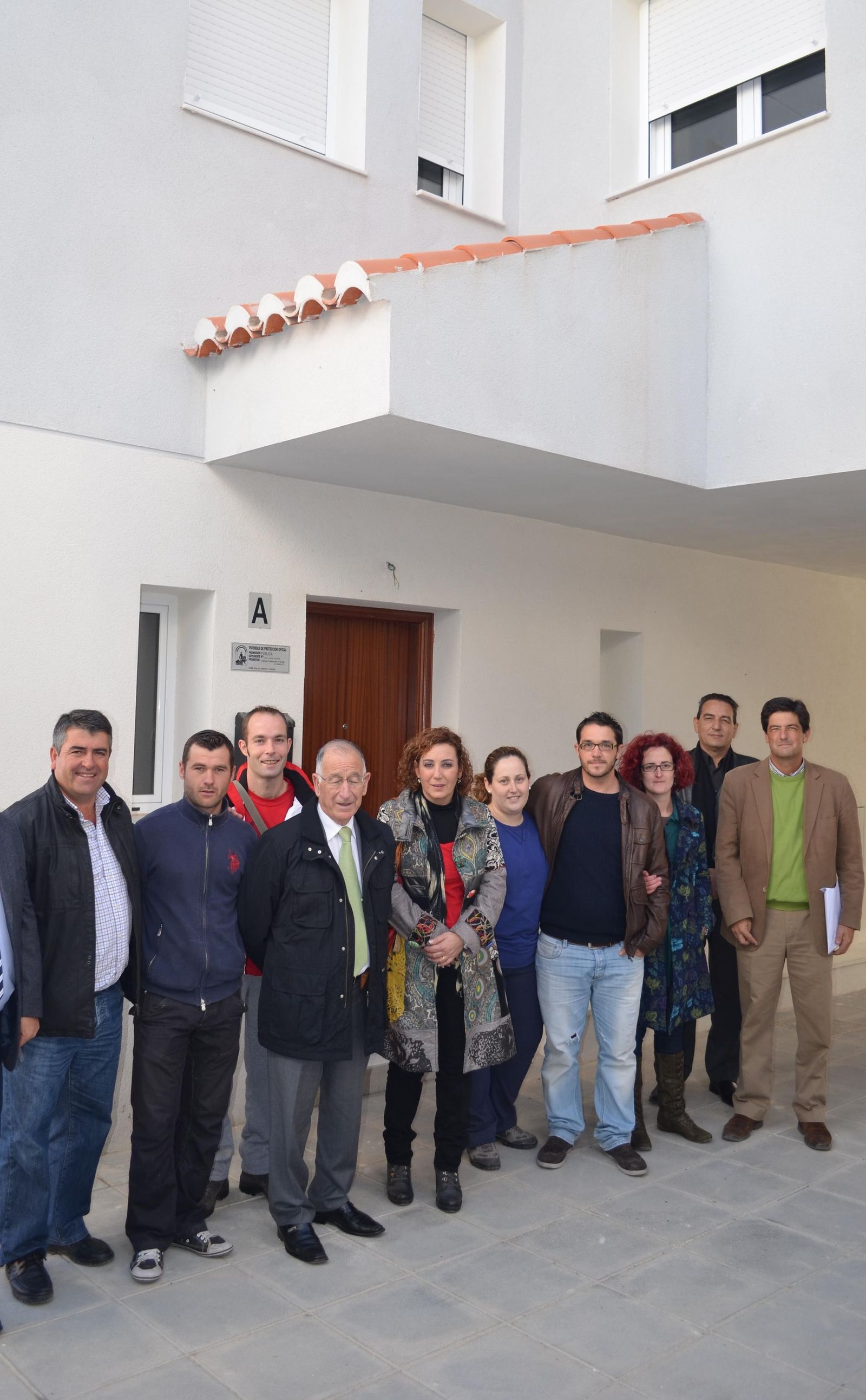 El presidente Gabriel Amat durante la visita a unas VPO de Uleila del Campo con los vecinos beneficiarios.