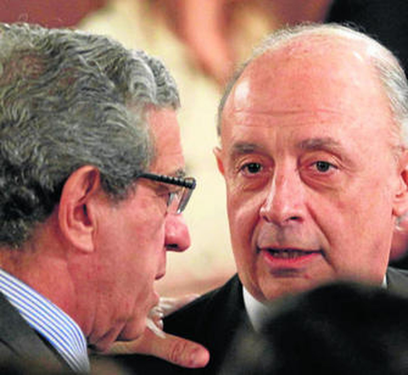 El presidente de Unicaja, Braulio Medel, conversa con el ministro de Hacienda, Cristóbal Montoro.