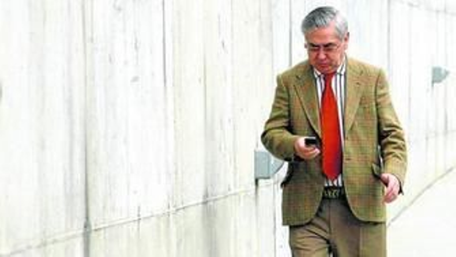 Antonio Muñoz Vera, con su teléfono móvil en las instalaciones de El Rosal en una imagen de archivo.