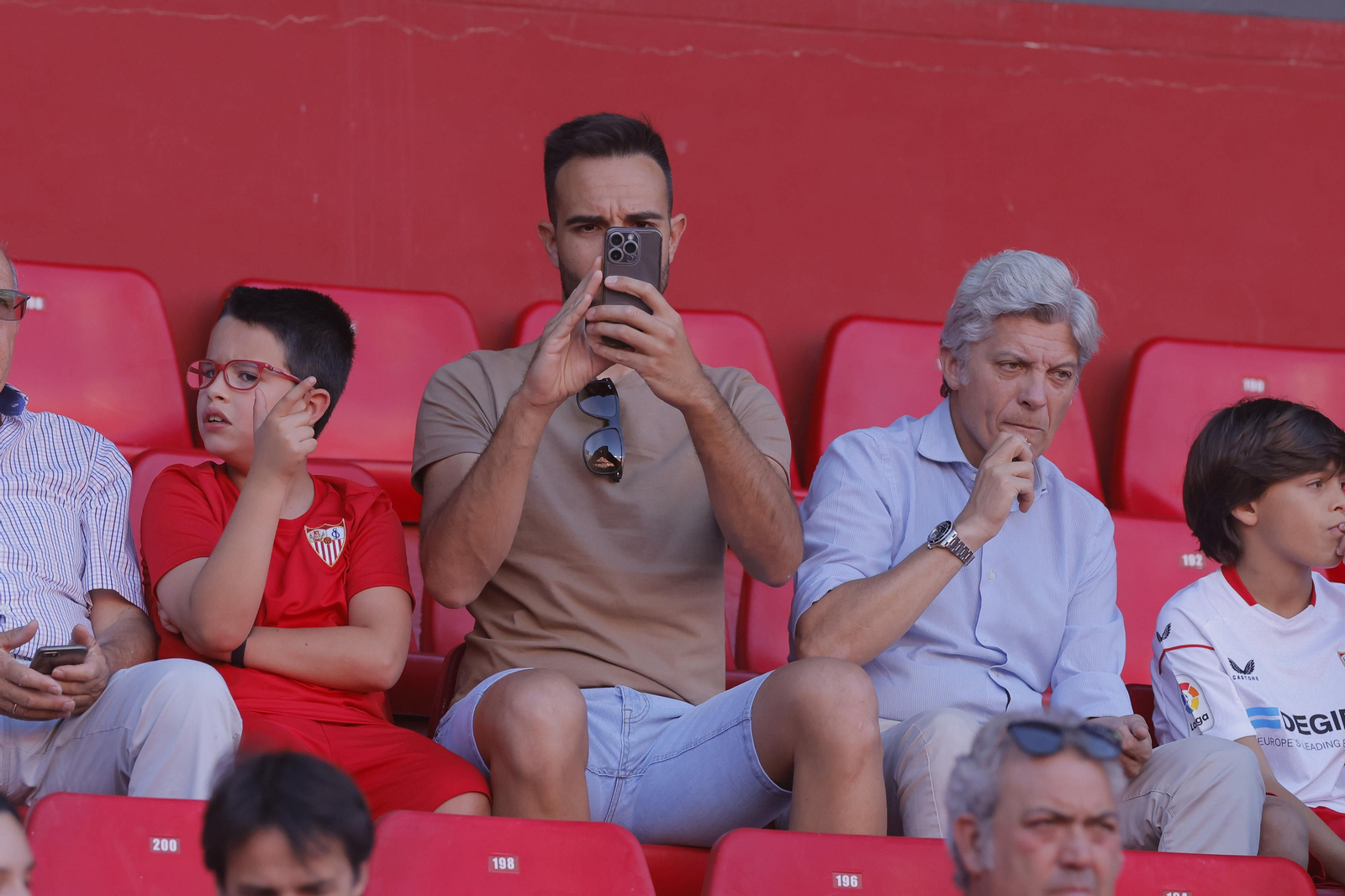 Búscate en las fotos del Sevilla-Español