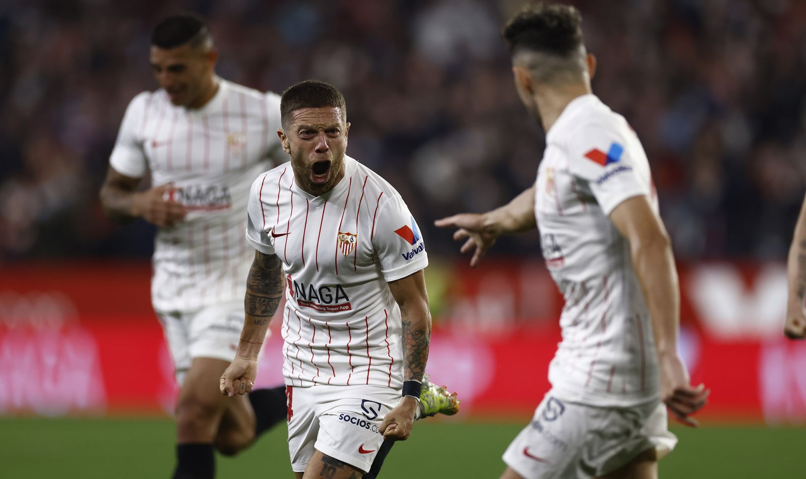 Papu Gómez celebra con fuerza el gol que abrió el camino sevillista contra el Elche.