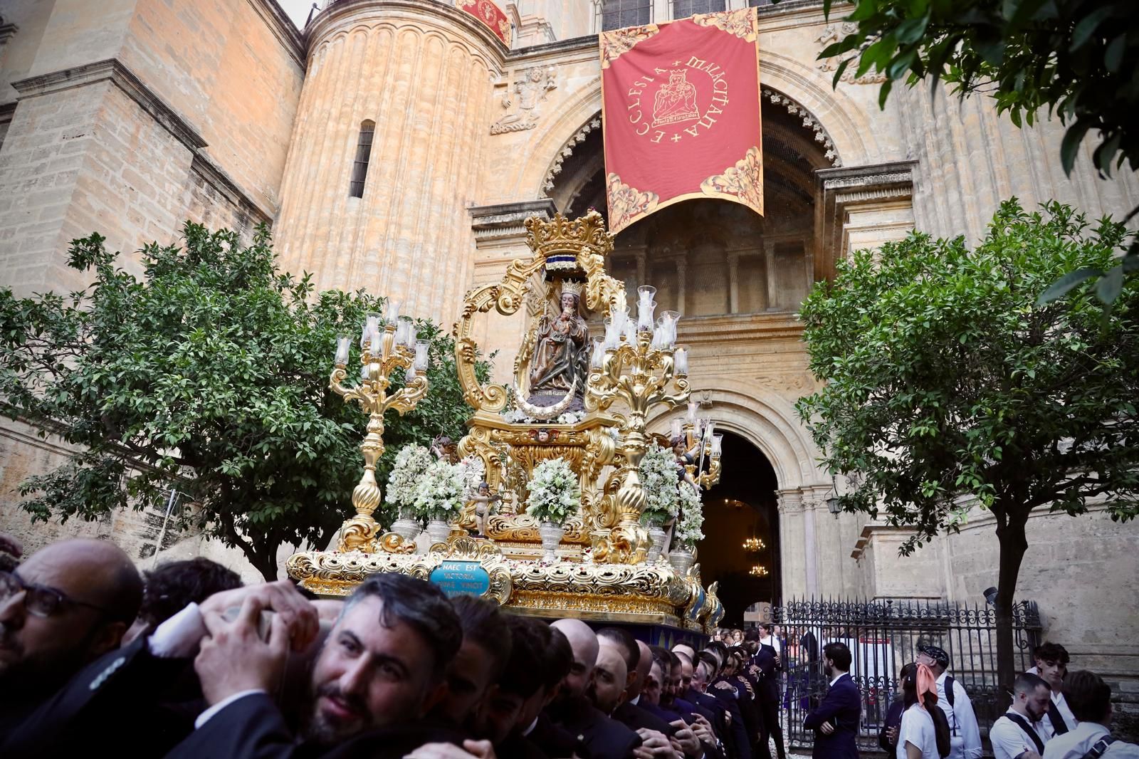 La procesión de la Virgen de la Victoria de Málaga, en imágenes
