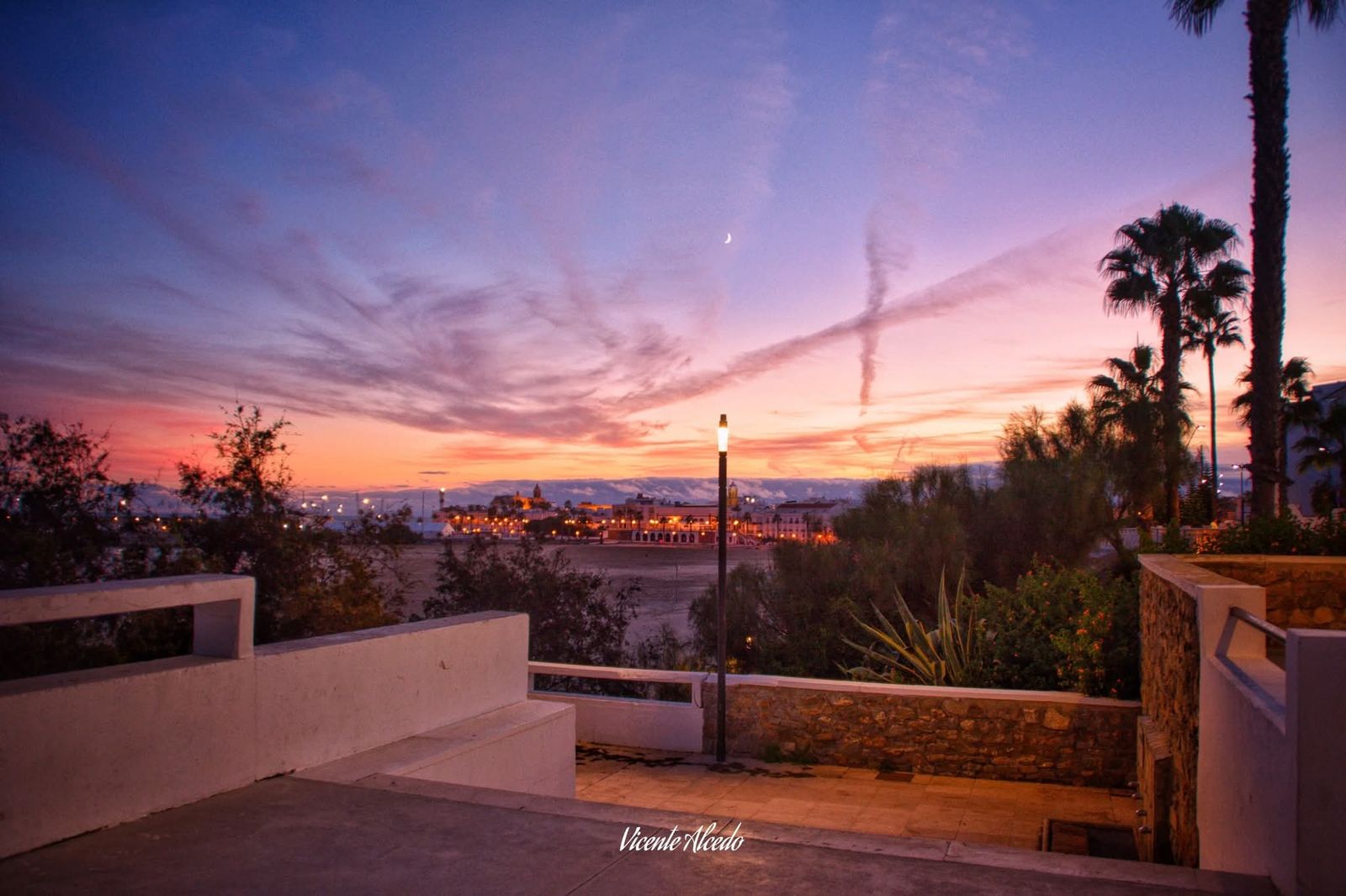 Qué bonito se ve el casco antiguo de Rota desde el paseo del Rompidillo. Vicente Alcedo