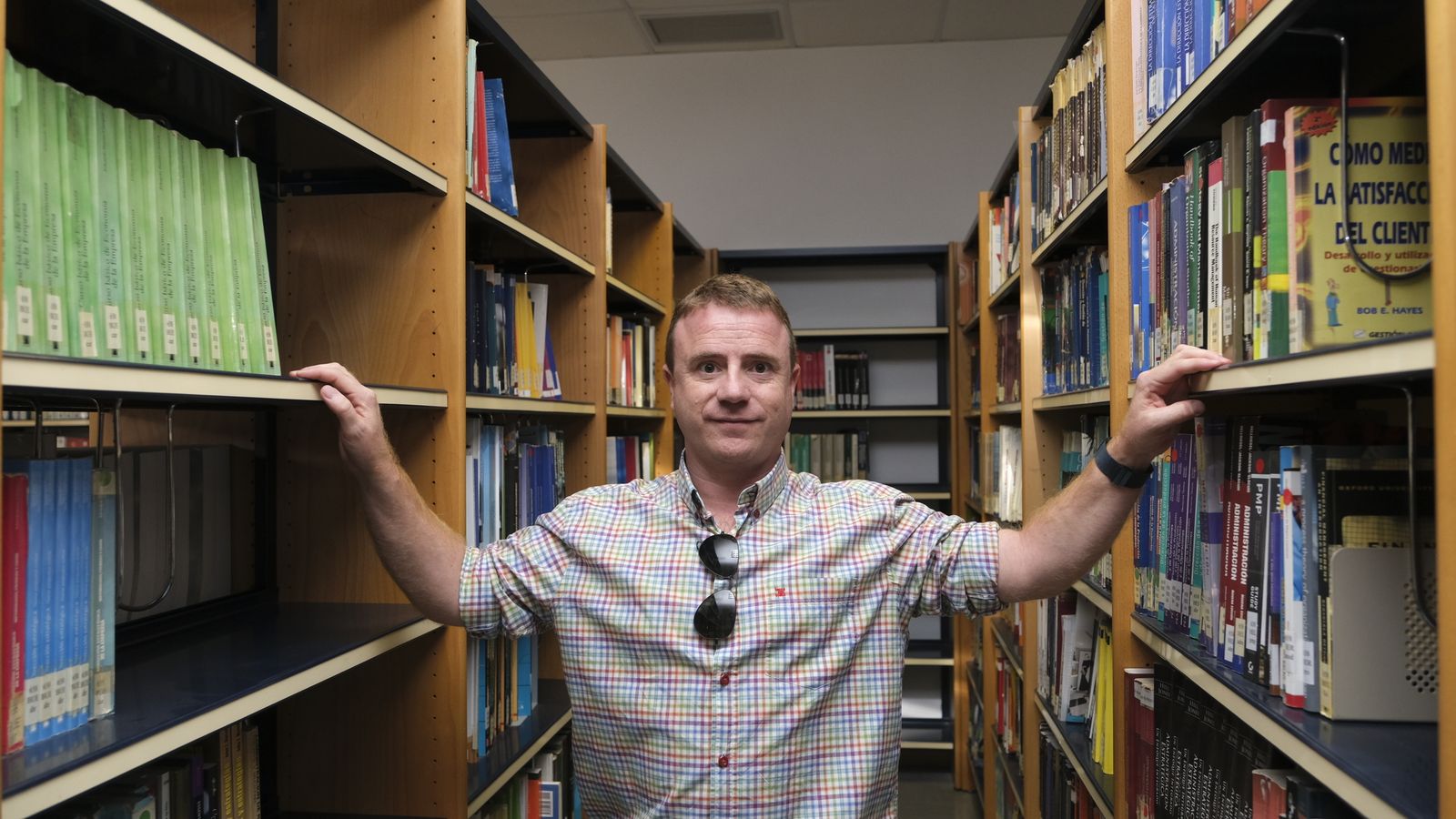 El profesor García en la biblioteca de la UAL.