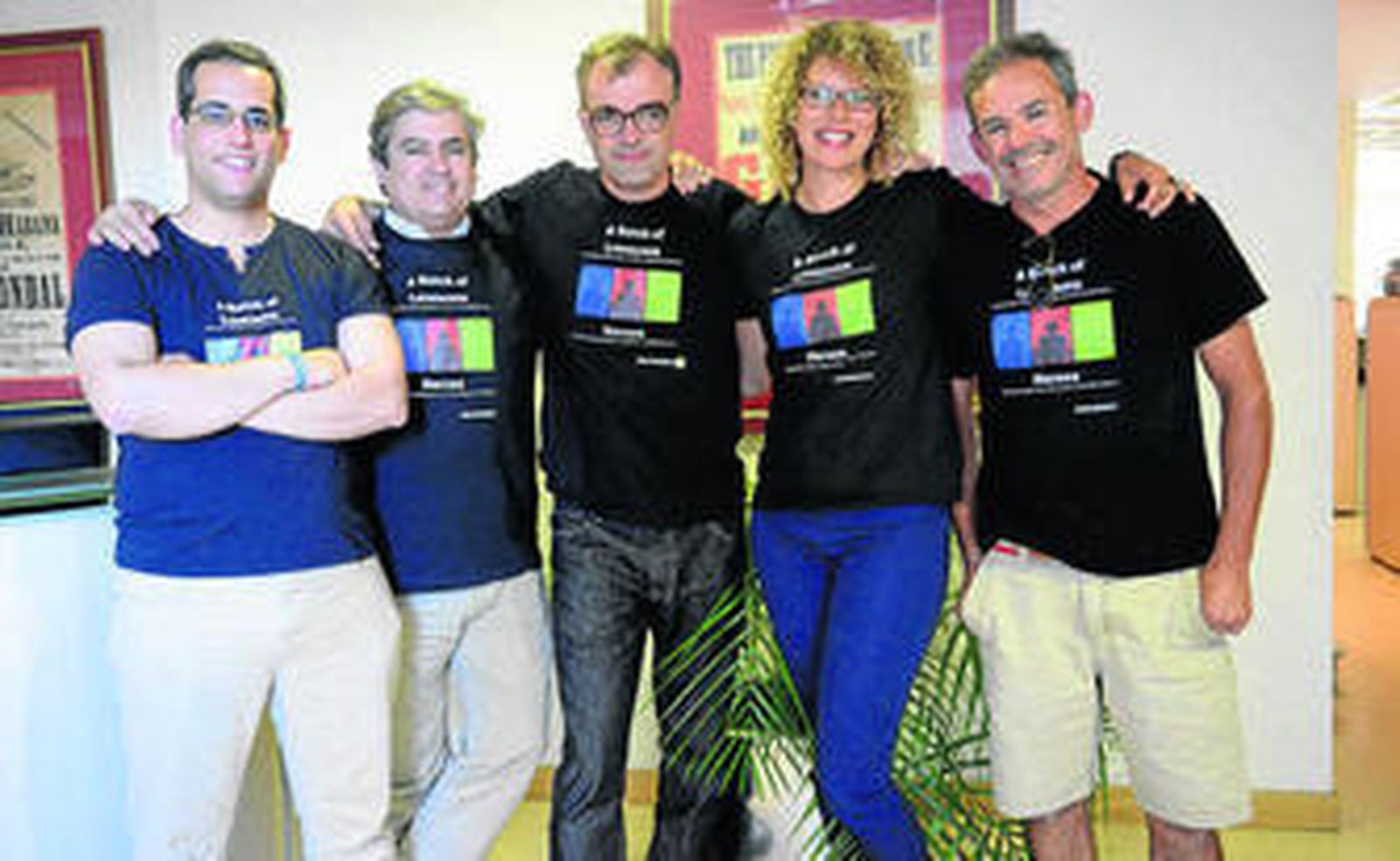 Cinco de los siete componentes de la banda en la sede de 'Diario de Cádiz'.