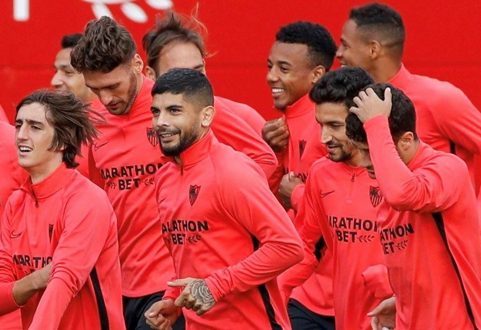 Mena se toca la cabeza junto a Bryan, Banega y Jesús Navas, entre otros.