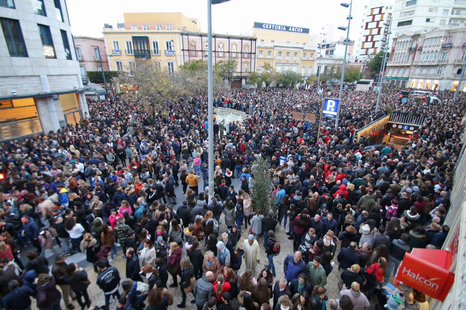 Las imágenes de los 5 minutos de silencio por Gabriel en Puerta Purchena