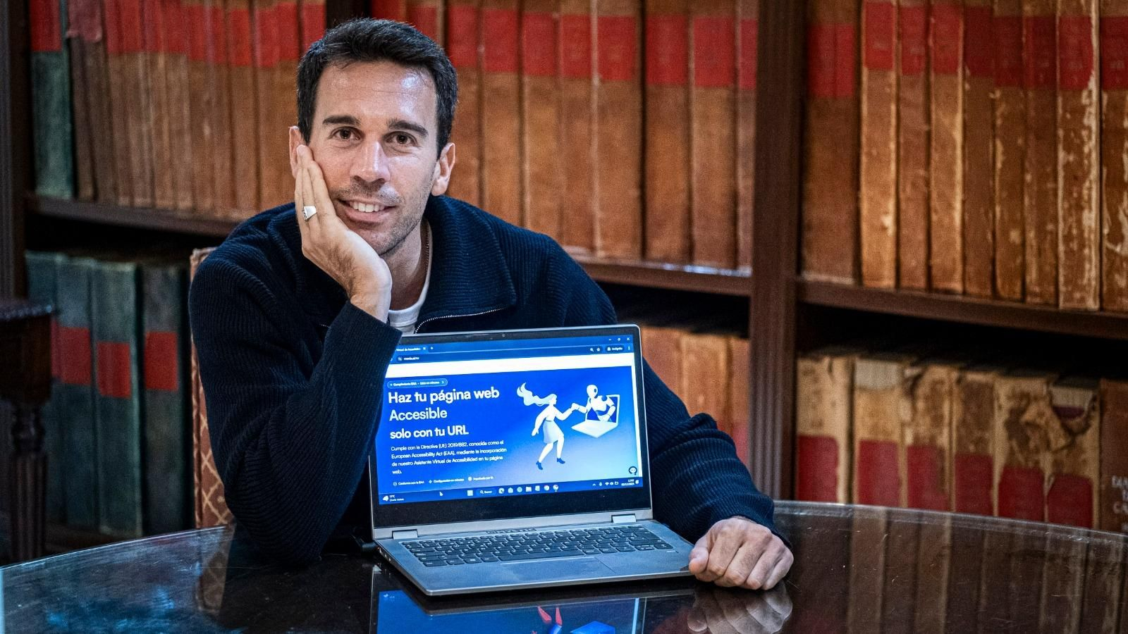 Pablo Navajas, confundador de Menai, muestra la página web de su startup