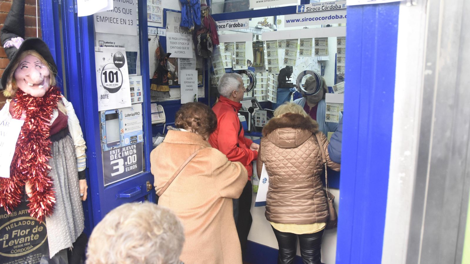 Varias personas esperan su turno a ser atendidos en una administración de Ronda de Tejares Varias personas esperan su turno a ser atendidos en una administración de Ronda de Tejares