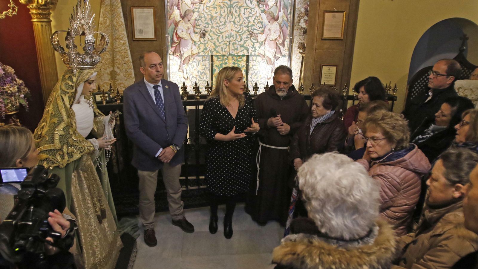 Sarai Herrera da detalles de lo que van a tocar a los asistentes a la cita.