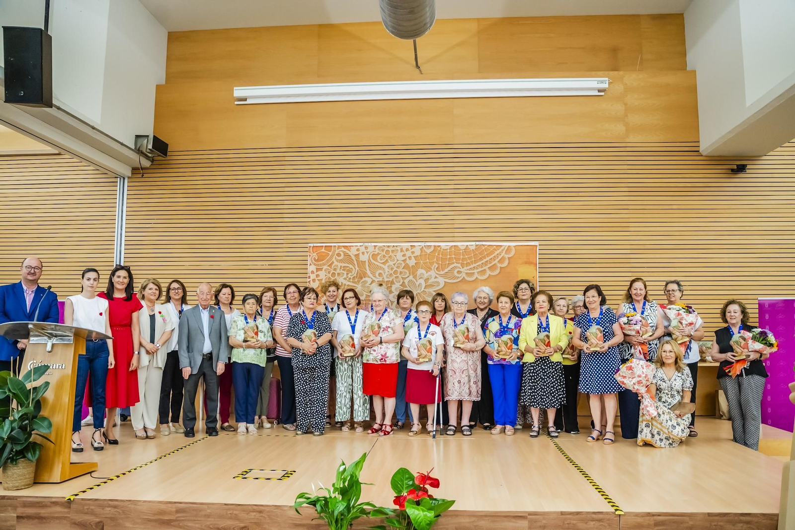 Mujeres llegadas de distintos puntos de la geografía andaluza y murciana se dieron cita en Roquetas de Mar. Mujeres llegadas de distintos puntos de la geografía andaluza y murciana se dieron cita en Roquetas de Mar.