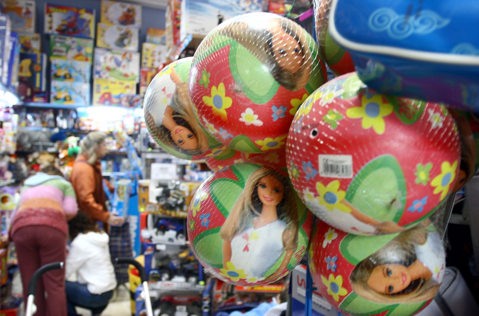 Balones dirigidos a niñas en una juguetería.