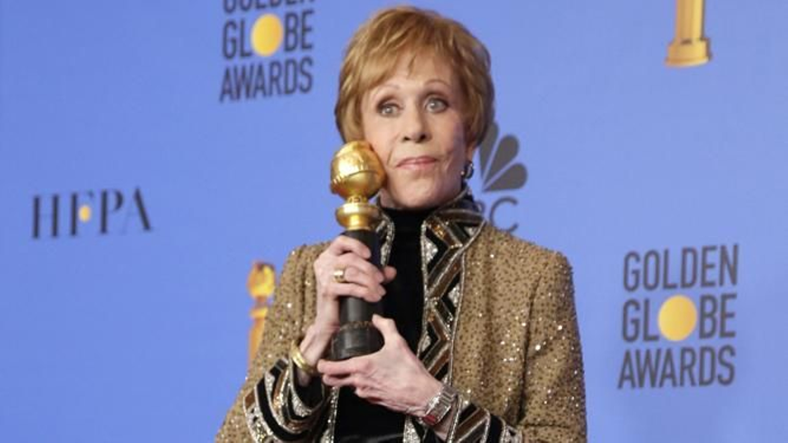 Carol Burnett posa con su galardón.
