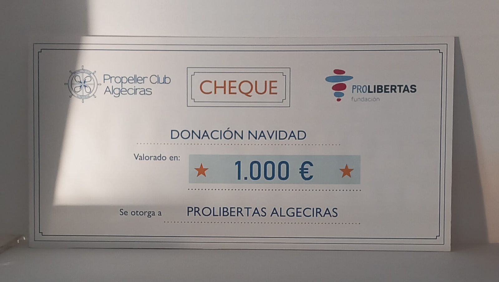 El cheque de la donación.