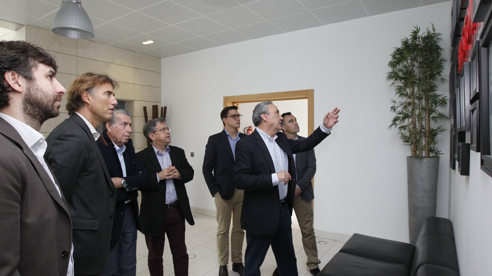 Martínez-Cosentino explicó a la representación del Mutua Madrid Open algunas curiosidades sobre la empresa.