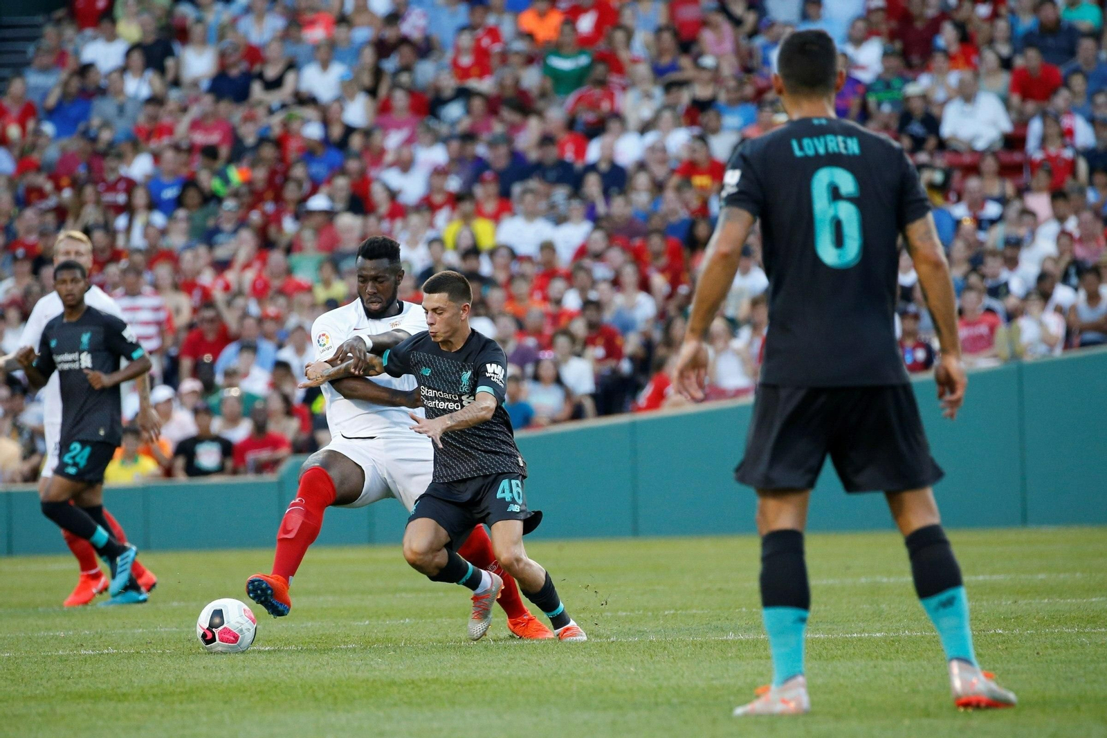 Gnagnon pugna por el balón con un jugador del Liverpool.