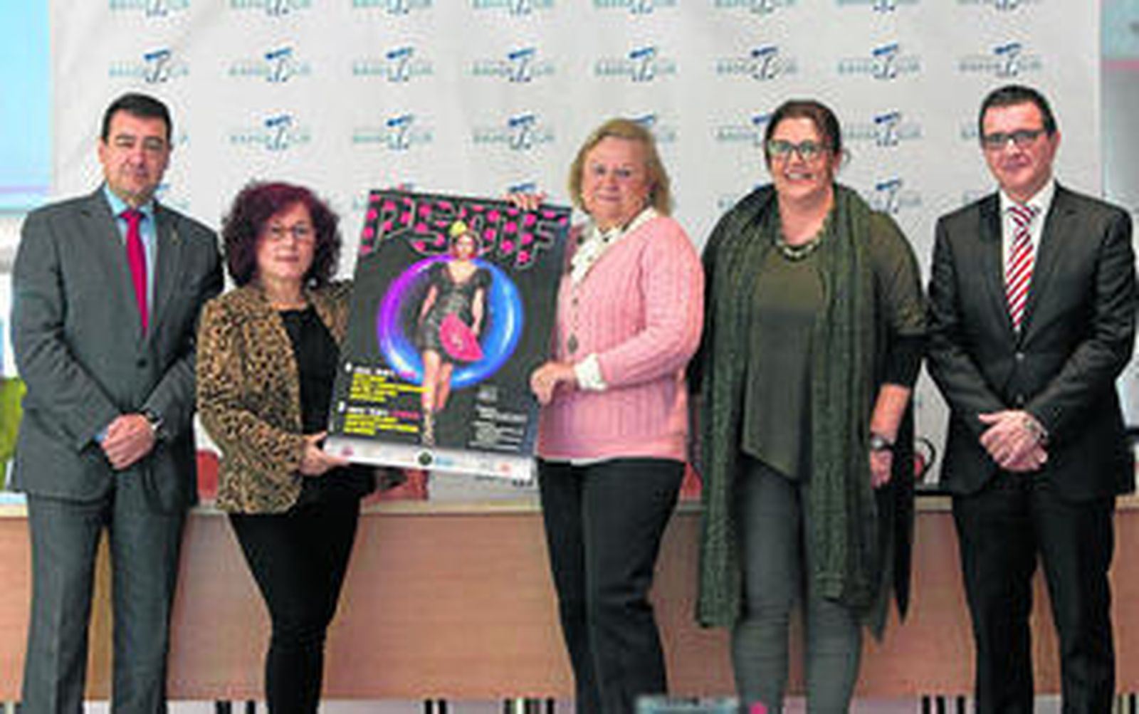 González (de i.a d.), Alcón, Cortina, Lorenzo y Pardo, con el cartel de la Pasarela Solidaria, ayer en Bahía Sur.