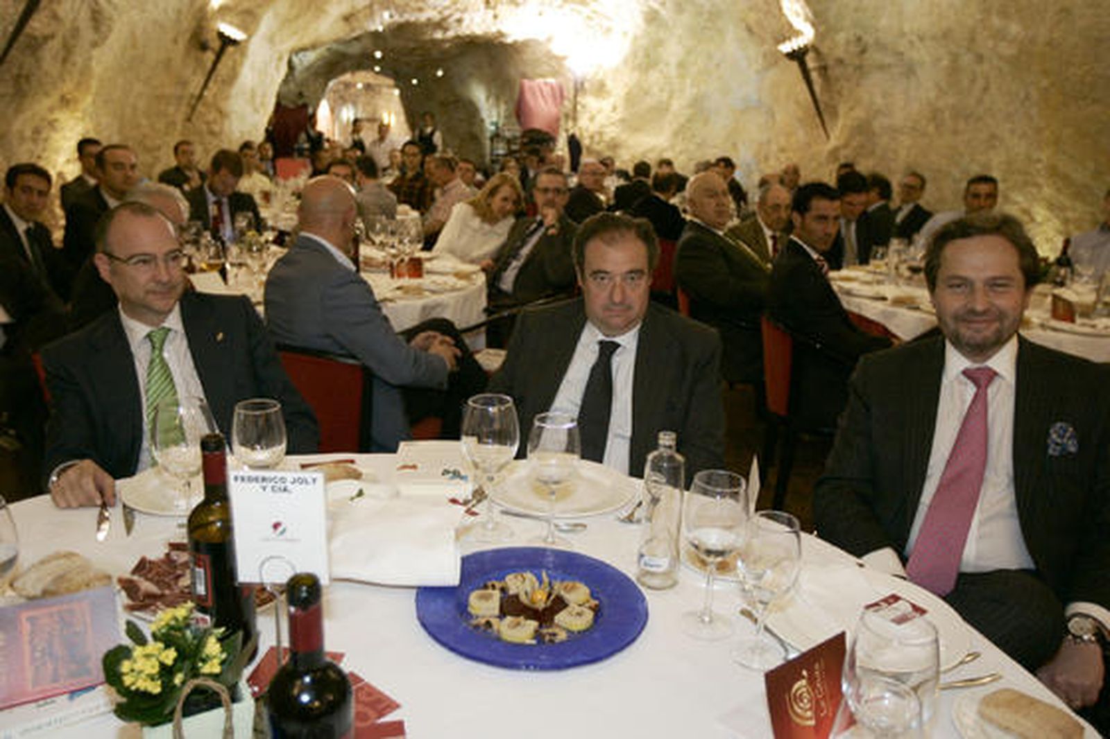 Luis rogelio Rodríguez-Comendador (alcalde de Almería), Tomás Valiente (director general Grupo Joly) y Miguel ÁNgel Luna Mansilla (Banco Popular)

Foto: Javier Alonso