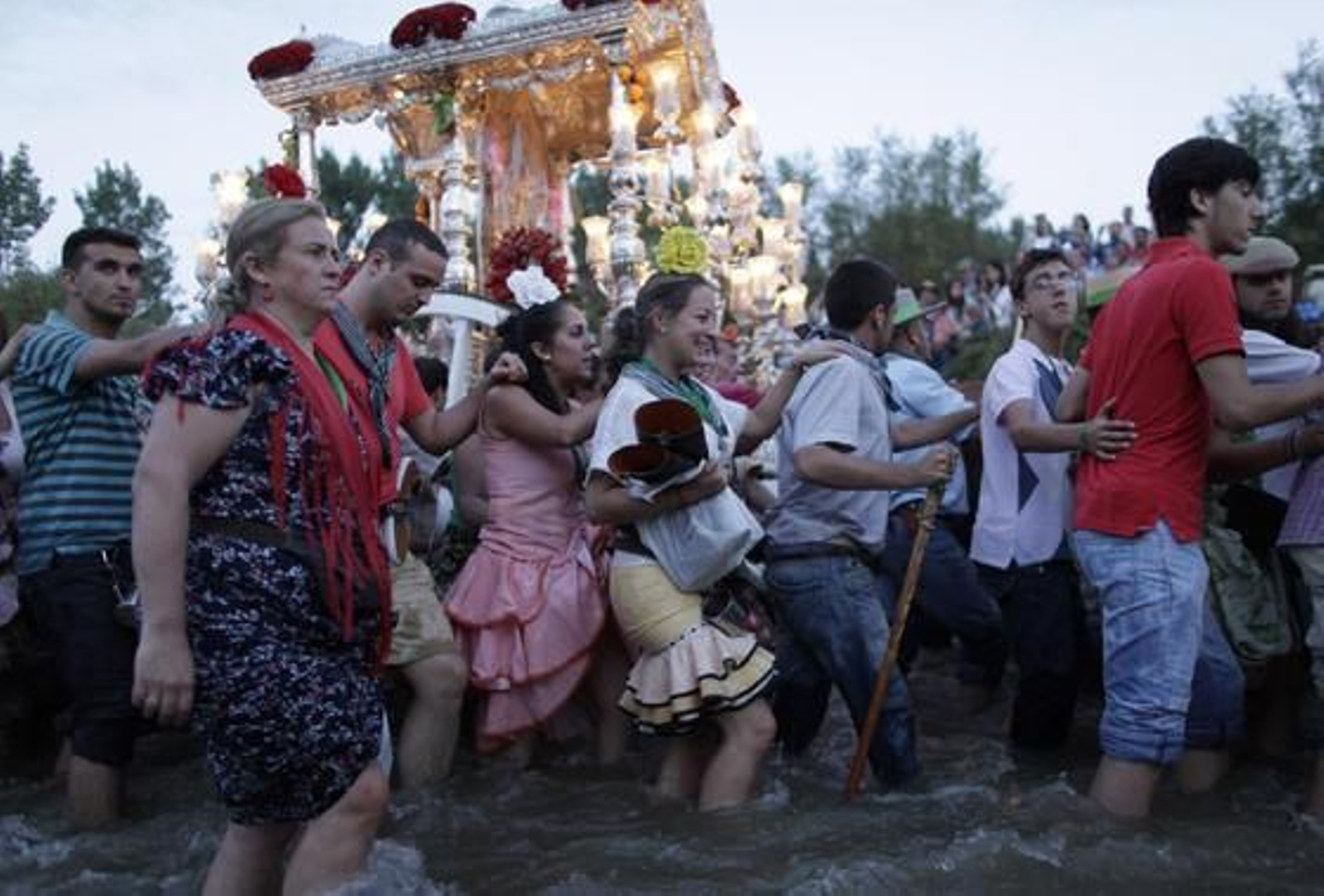 La Hermandad de Triana protagoniza con cientos de peregrinos el multitudinario rito.

Foto: Antonio Pizarro